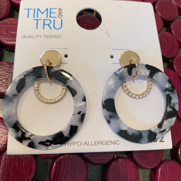 Time and Tru black n white resin earrings. New